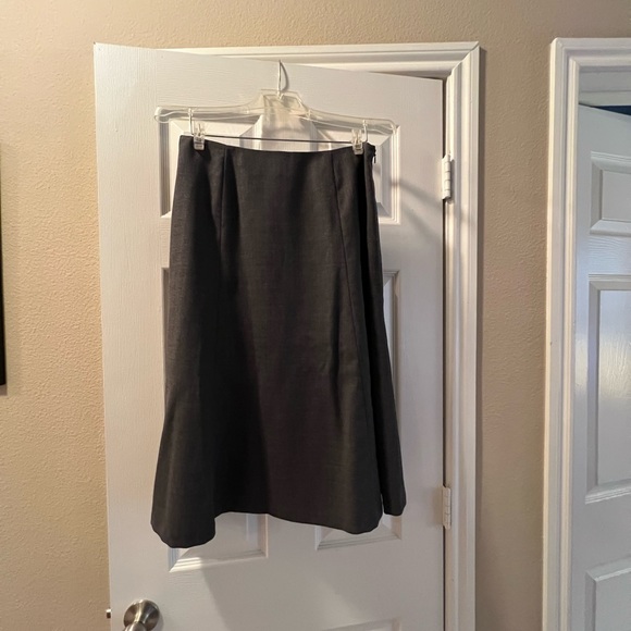 Kasper 2pc skirt suit with matching scarf - Picture 5 of 6